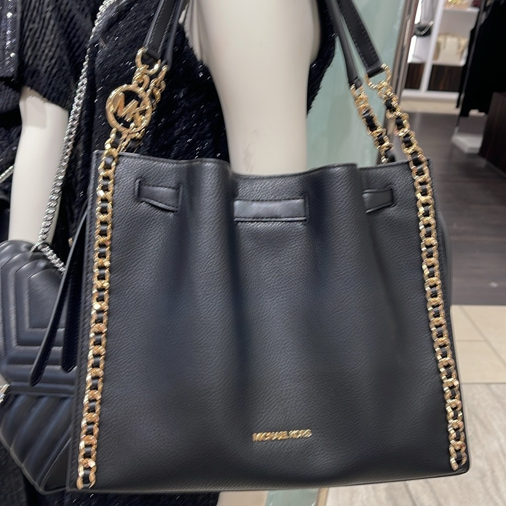 MICHAEL KORS
MINA LARGE BELTED CHAIN SHOULDER BAG BLACK COLOR - Picture 6 of 16